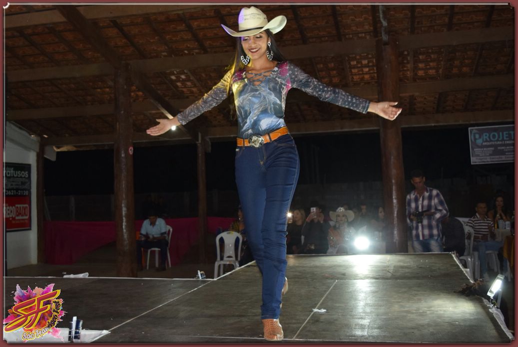 DESFILE DA RAINHA DA EXPOVALE 2019